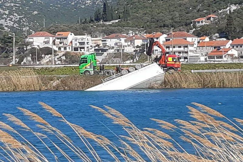 PROMET U PREKIDU Olujna bura gurnula prikolicu šlepera u korito Neretve!