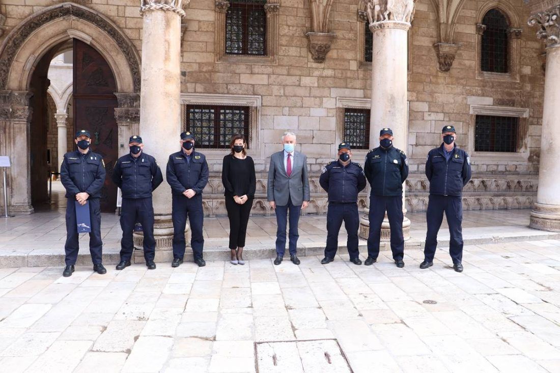 Policajce koji su iz mora spasili 36 migranata primio Dubrovačko-neretvanski župan
