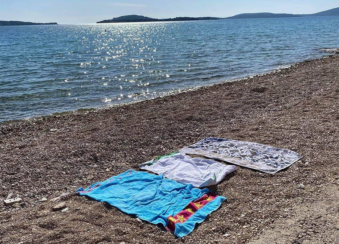 “ŠUGAMAN MARKE KARTUCCI” Ovako se snašao gost na dalmatinskoj plaži