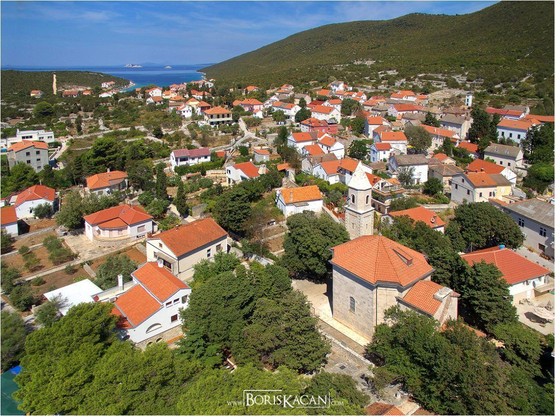 Pijani svećenik na otoku Istu s pogrebne mise vrijeđao ljude: “Govorio je da s maskama izgledamo kao Zorroi”