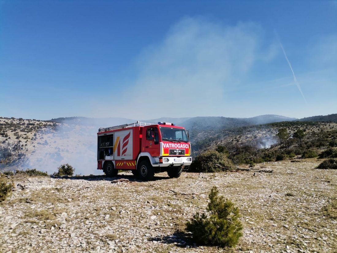 POŽAR NA BRAČU Izgorjelo 5 hektara šume u uvali Tiha