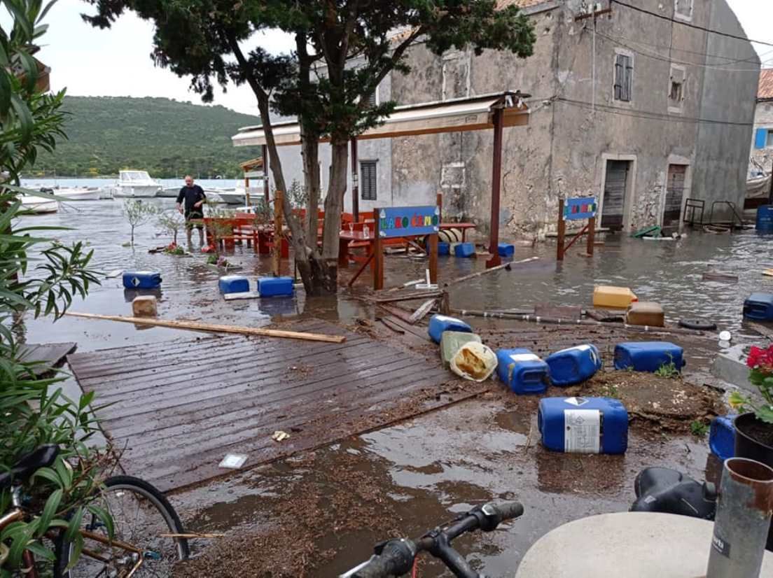 PLIMNI VAL DOBRO „OPRAO“ IST: Nosio je sve pred sobom