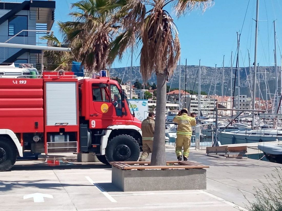 VATROGASCI JURNULI U SPLITSKU MARINU Više gasitelja na terenu!