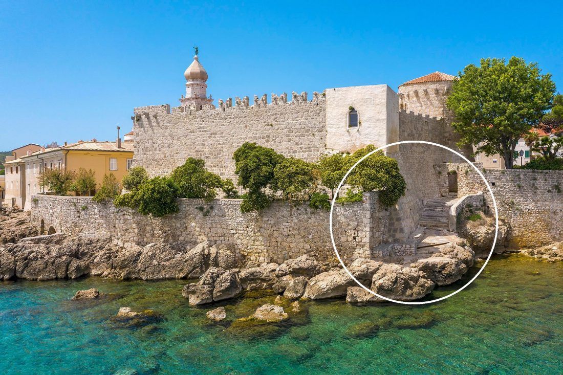 Stavio lokot na javnu površinu, dio mještana bjesni, iz grada poručuju – sve je po zakonu