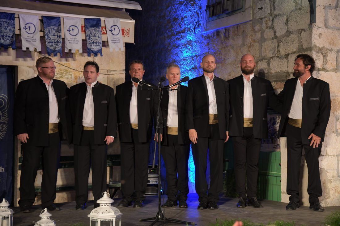Pinguentum pobjednička klapa Večeri novih skladbi u Omišu