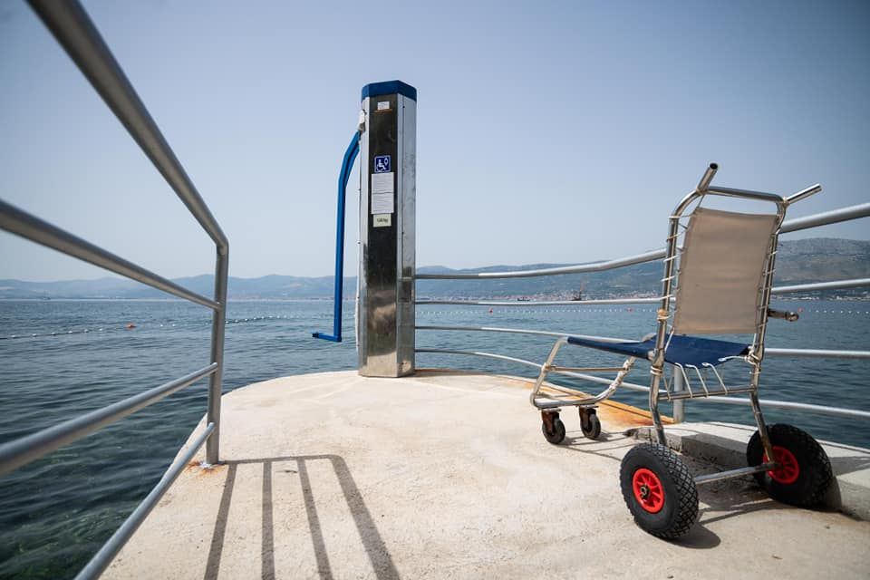 Na splitskoj plaži Bene postavljen lift za osobe s invaliditetom