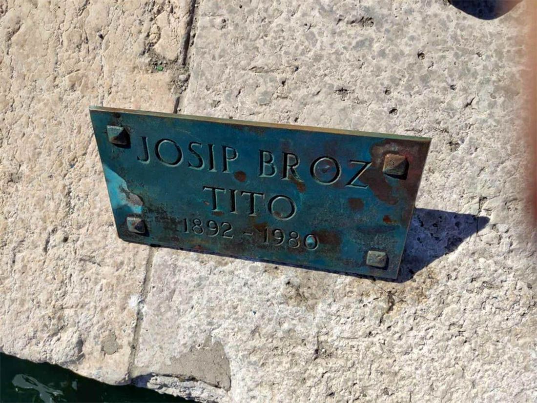 Policija pronašla mladića koji je pločicu s Titove biste bacio u more