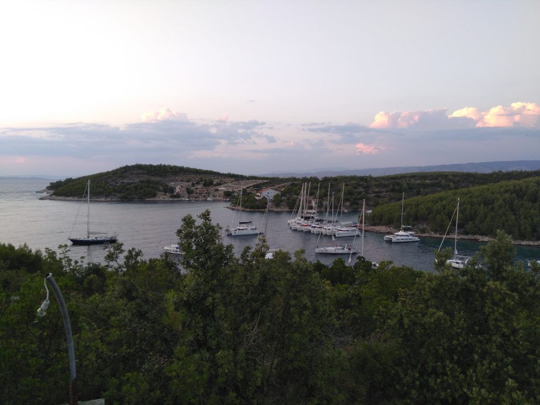 KAOS NA HVARU Pitomu uvalu pretvorili u divlju marinu, institucije ne reagiraju, mještani nemoćni