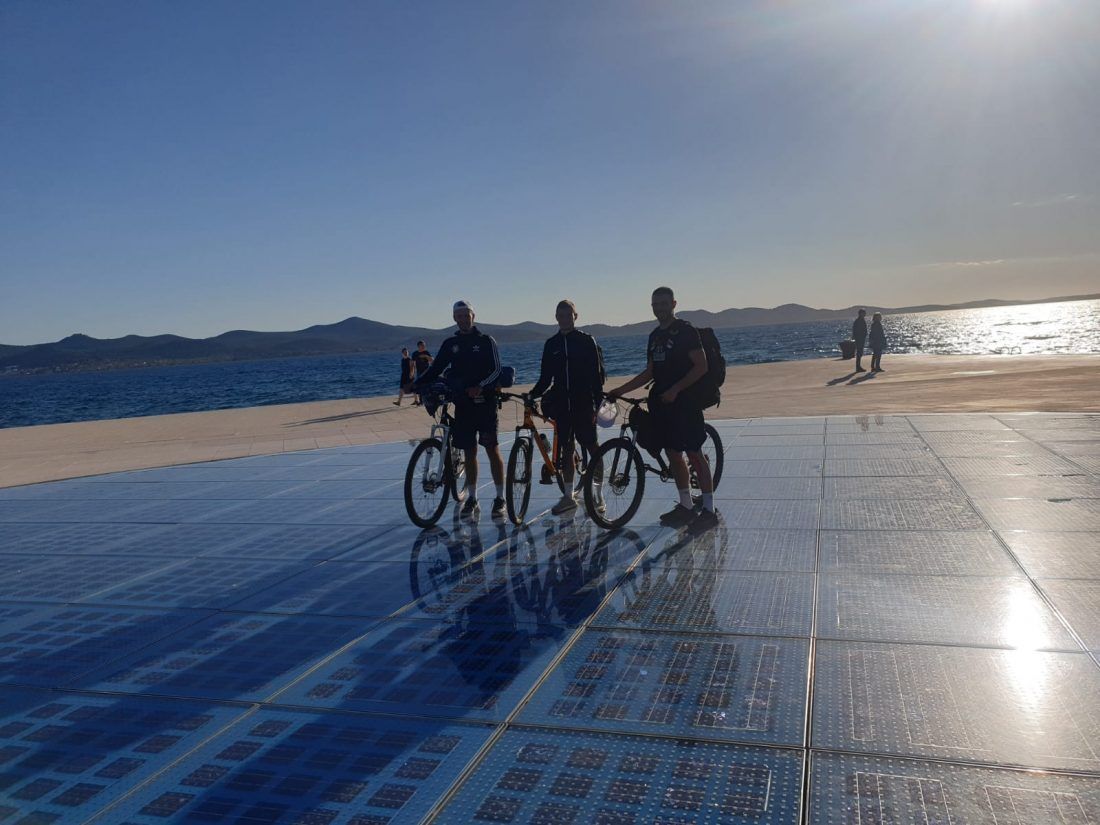 Tri kninska anđela biciklima prošla cijelu obalu kako bi skupili novac za osobe s invaliditetom