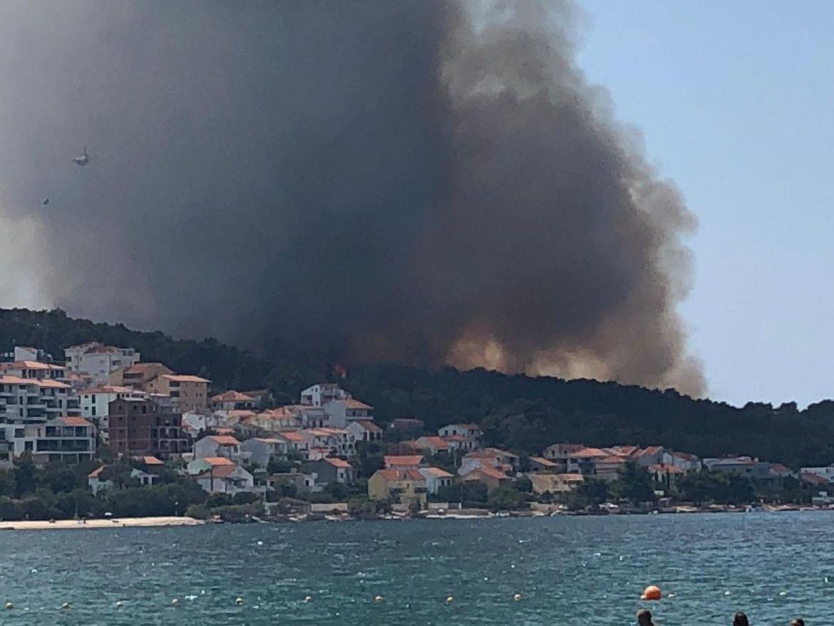 POŽAR NA ČIOVU SE PRIBLIŽIO KUĆAMA Gasi ga više od sto vatrogasaca 3 kanadera i helikopter!