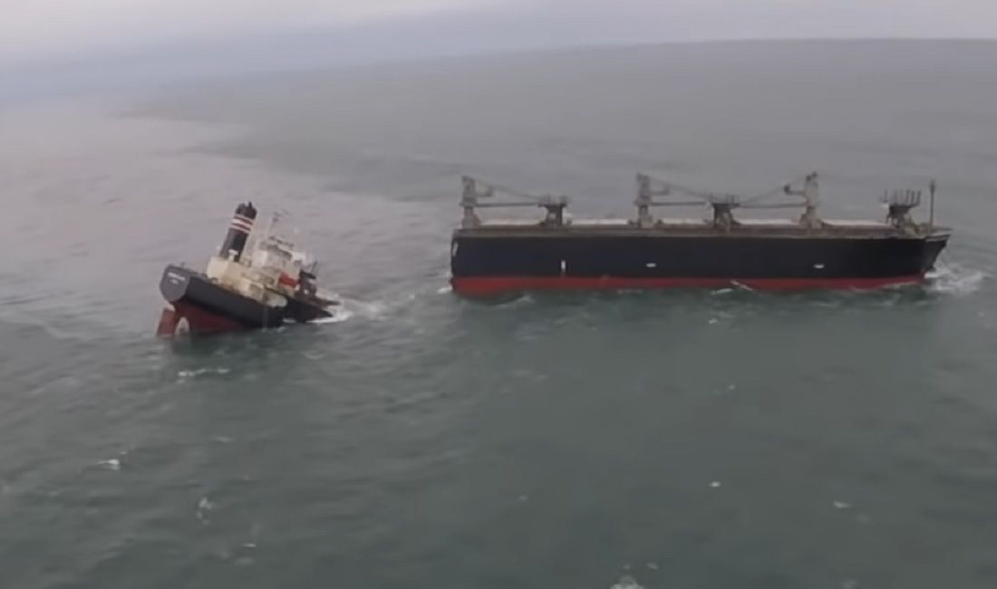 Raspolovio se brod za transport drva na sidrištu u Japanu