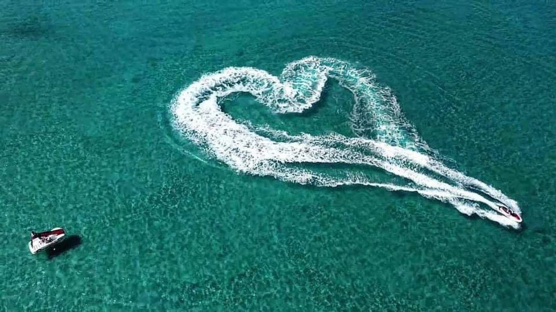 SNIMKA IZ PAKOŠTANA Jet-skijem iscrtao srce na pučini