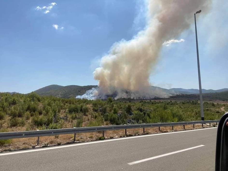 NOVI POŽAR Gori borova šuma uz prugu kod Vrpolja, požar gase kanaderi