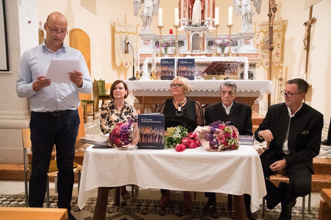 U Omišu predstavljena monografija  „Fala ti Bože, ča iša san ovin sviton  – klapa Vinčace 1999.-2019.“