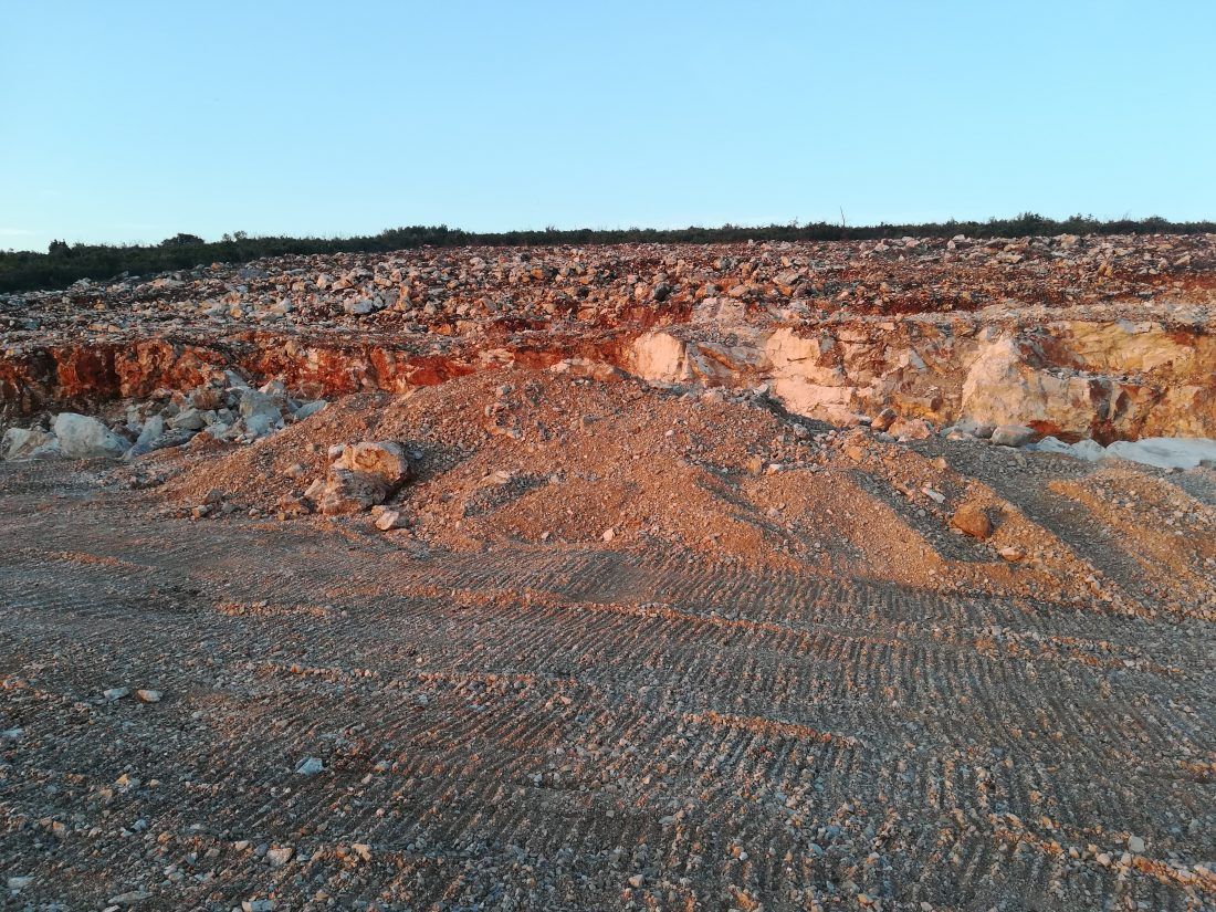 Ministarstvo gospodarstva: “Nije odobreno širenje kamenoloma na Šolti, a rudarenje blizu špilje je dozvoljeno”