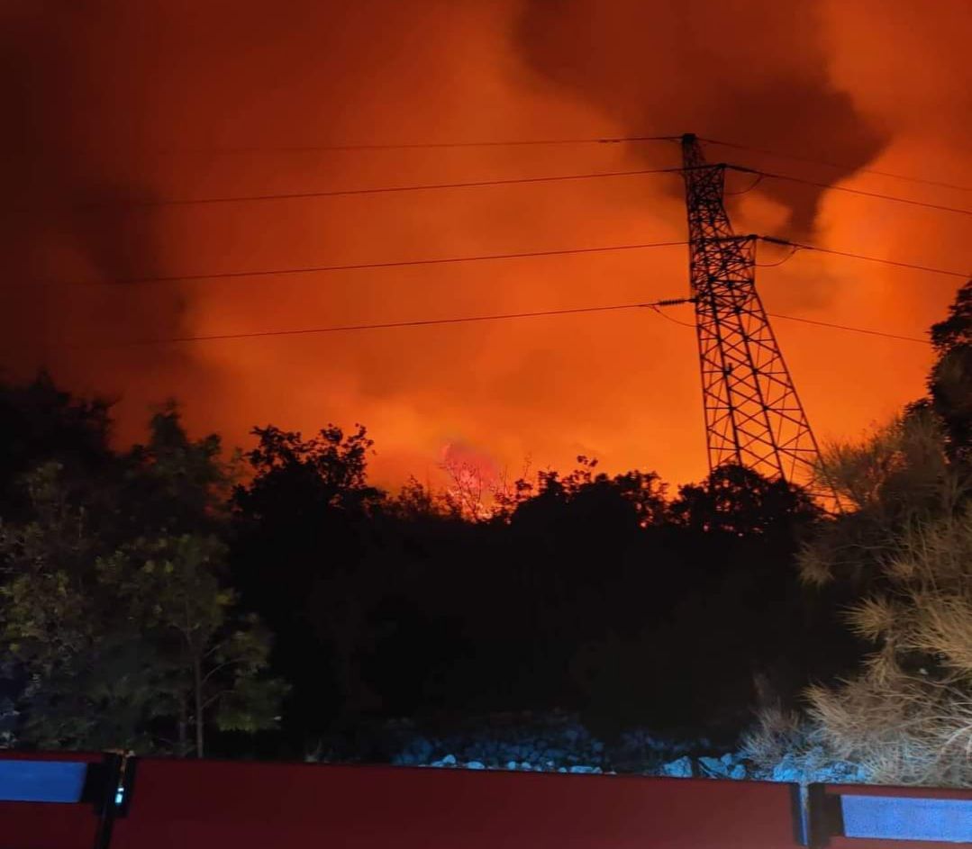 VELIKI POŽAR U BRISTU Izgorjelo 40 hektara šume, na požarište jutros stigli i kanaderi