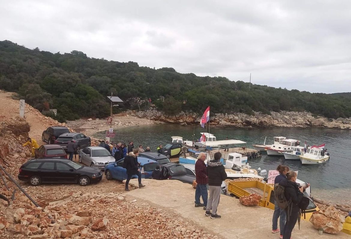 Stanovnici Ilovika u čudu, od jutros više ne plovi linija Ilovik – Mali Lošinj: “Preostaje nam gola borba za molić u Mrtvaškoj”