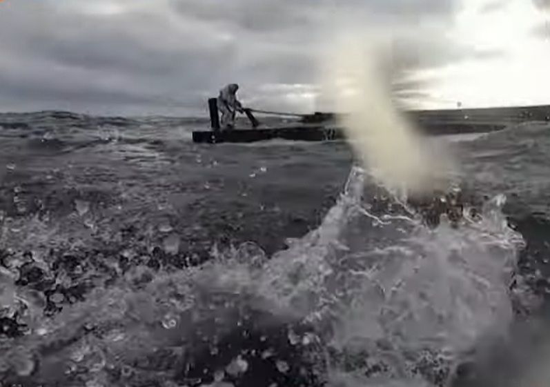 VIDEO Spašavanje ribara koji je više od 20 sati plutao usred oceana na prevrnutom brodu