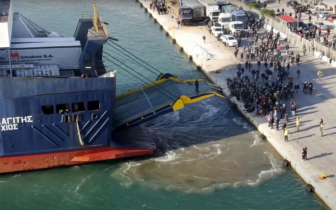 VIDEO Otočani spriječili pristanak broda punog građevinskog materijala za migrantske kampove