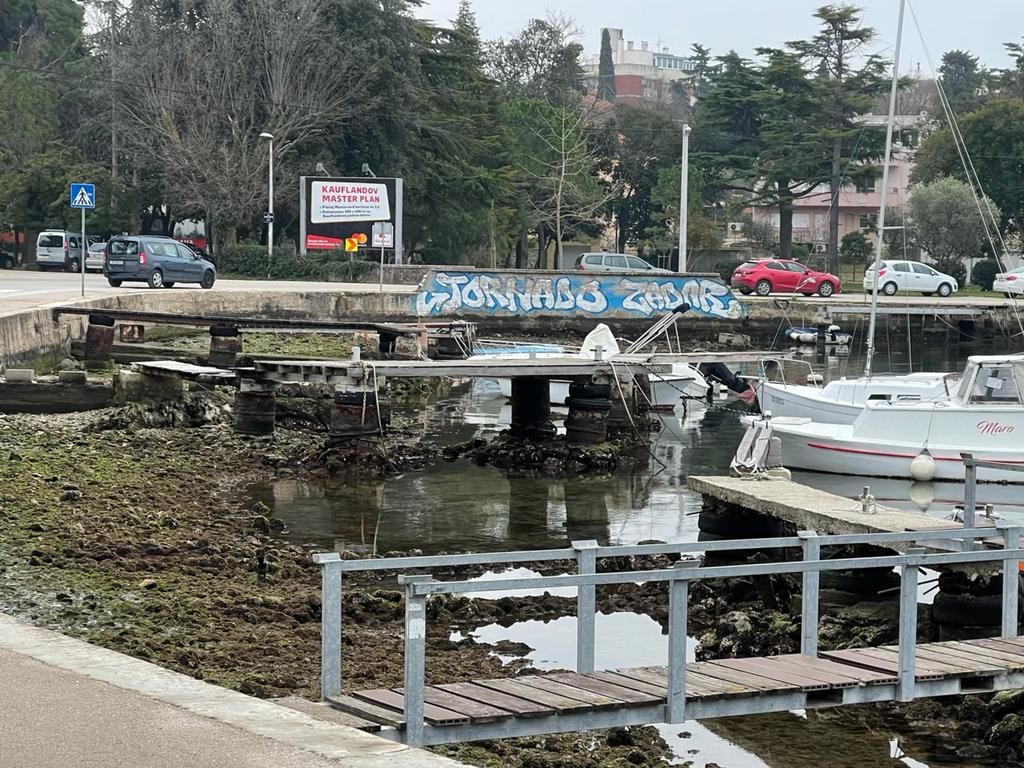 Dio zadarske obale nakon oseke više nalikuje odlagalištu, nego privezištu