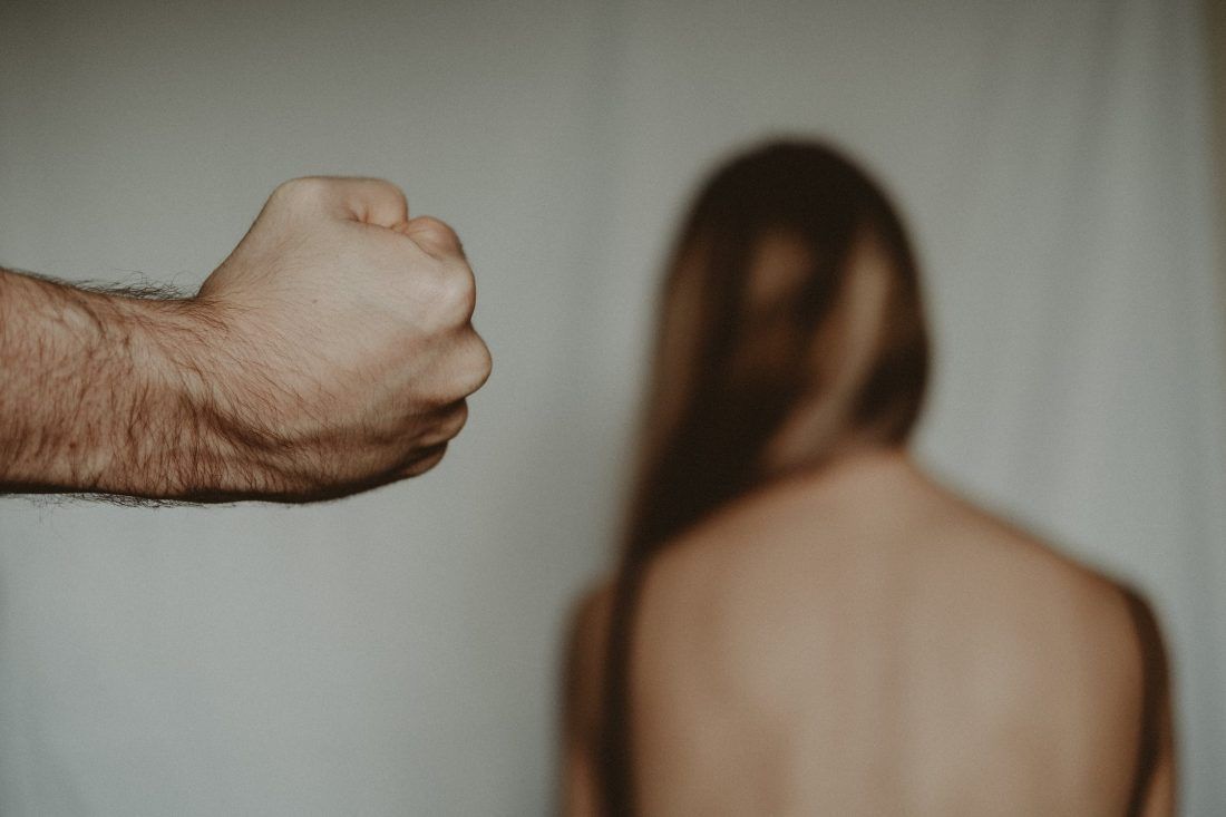 Ženu s Brača partner prisilno zatvorio i zlostavljao