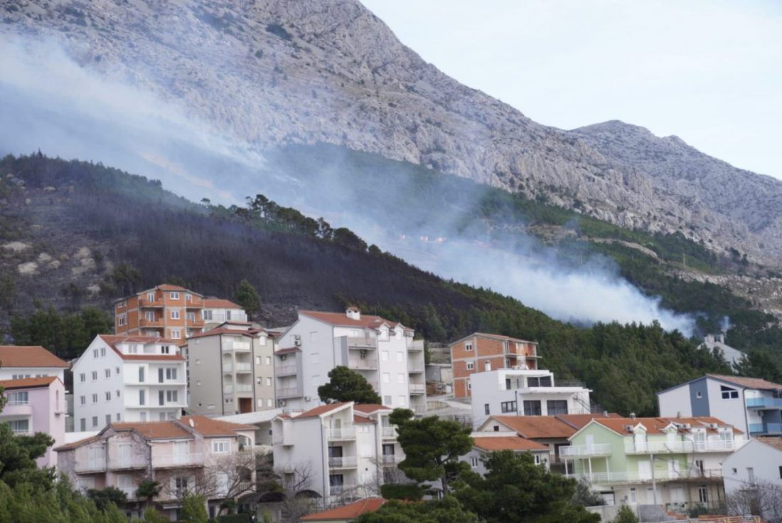 Vatrogasni zapovjednik: “Požar u Lokvi Rogoznici nije pod kontrolom, vatrogasci su oko kuća”
