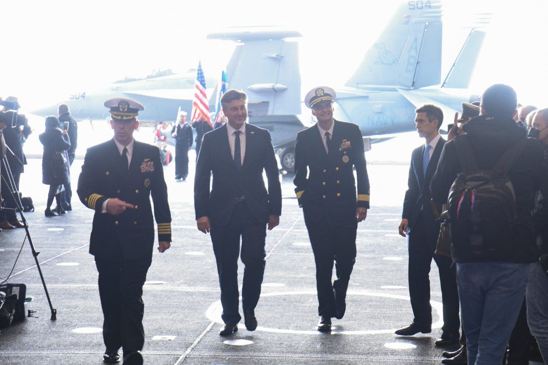 O sudjelovanju HRM-a u NATO vježbi, Plenković doznao na stranom nosaču aviona, a odgovor MORH-a je ponižavajući