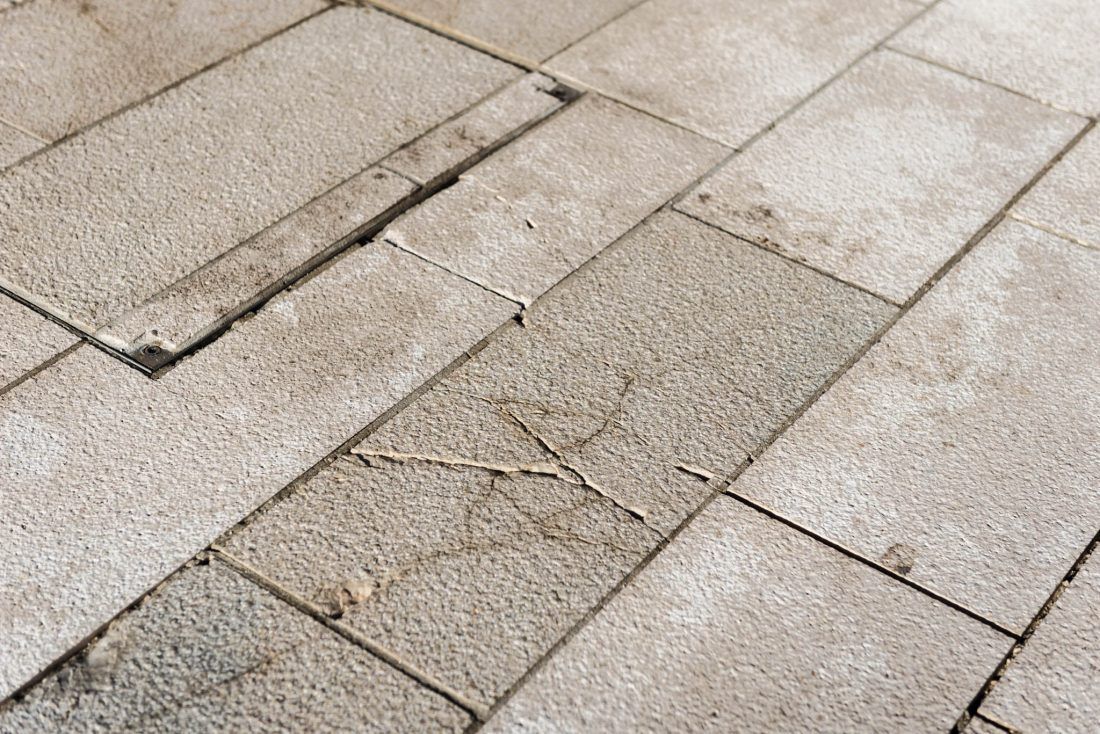 Stroj za čišćenje uništio dio kamenih ploča na šibenskom trgu