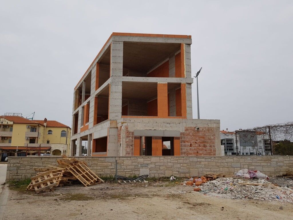 DIVLJANJE BESPRAVNIH GRADITELJA Unatoč zabrani ilegalno podigao još dvije etaže uz samu plažu