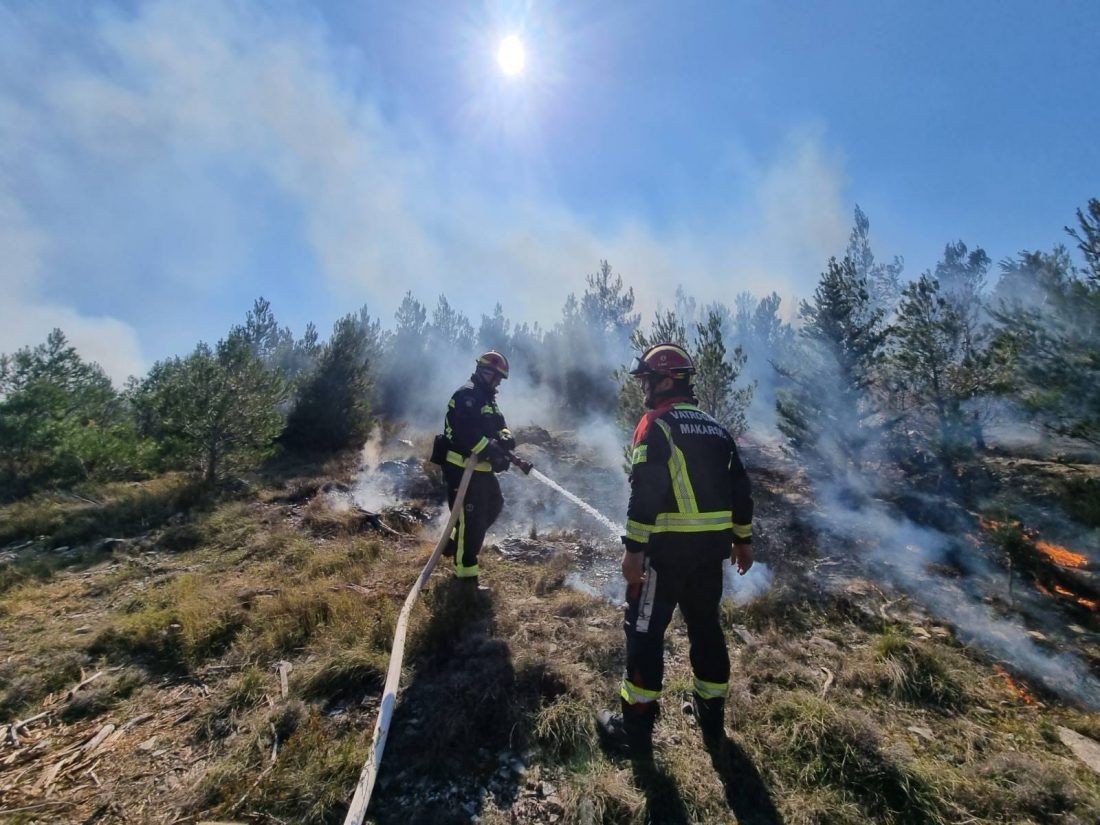 Oprezno s paljenjem vatre na otvorenom – Bura jučer rasplamsala nekoliko požara na makarskom području