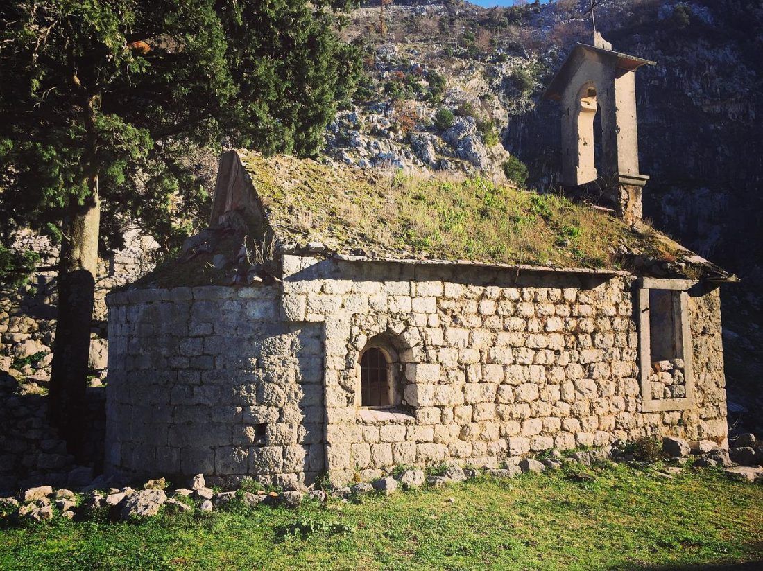 Srednjovjekovne crkve južnog Jadrana u očima fotografa
