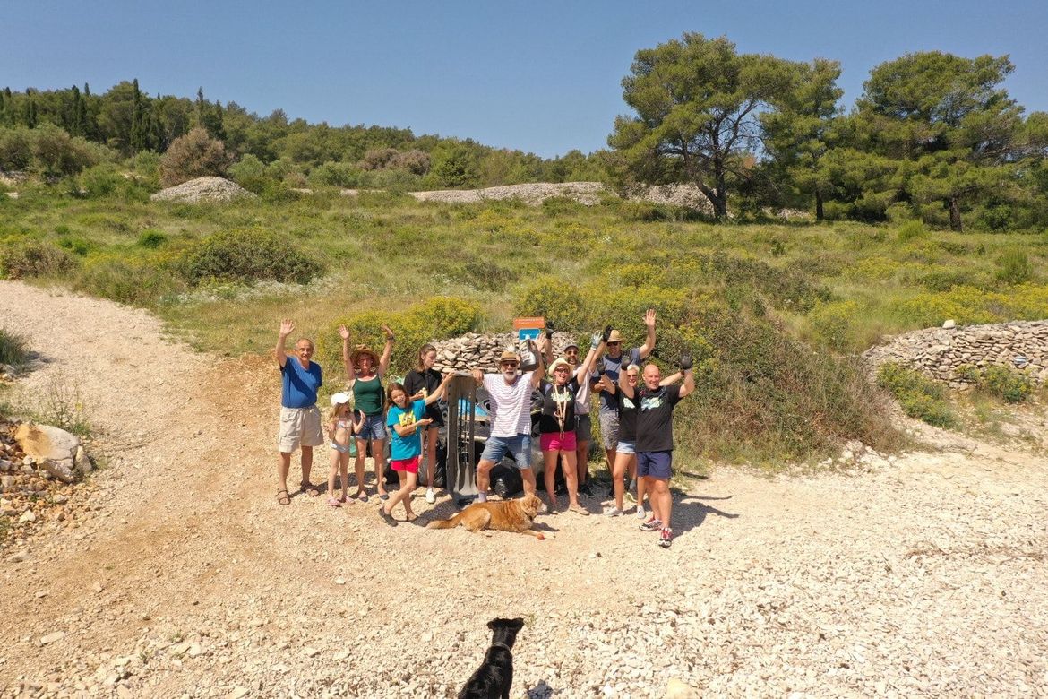 Dvadeset četvero ljudi plus četiri psa, jednako čista plaža na Prbuji u Sutivanu na Braču.