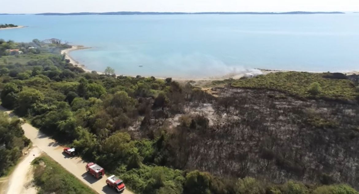 Pulski vatrogasci objavili nevjerojatan video gašenja požara na Dragoneri, snimljen iz zraka
