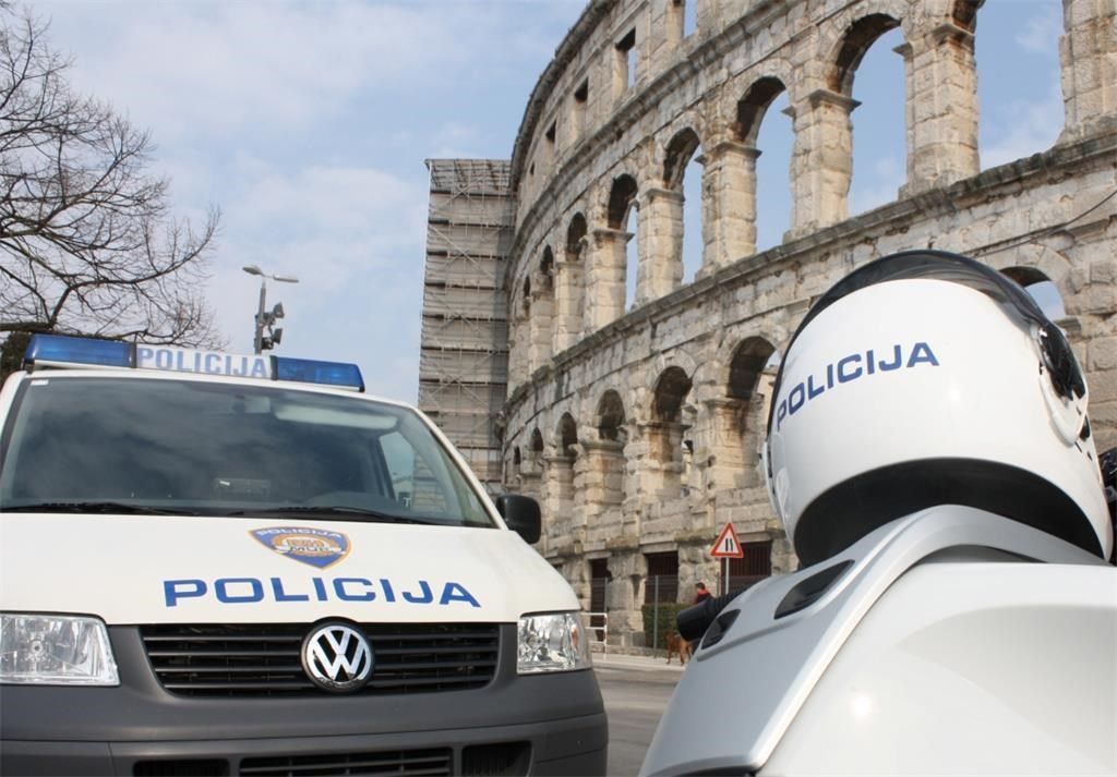 Policija privela pijane turiste koji su napali vozača autobusa