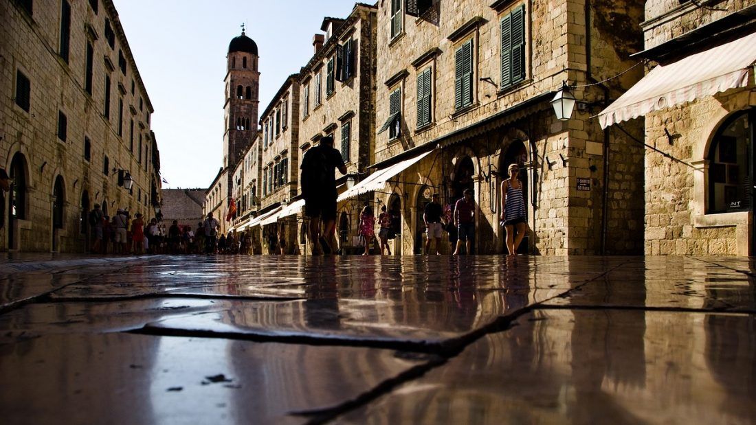 NEMA ŠALE Grad će kazniti ekipu koja je bez odobrenja donijela stol i stolice na Stradun