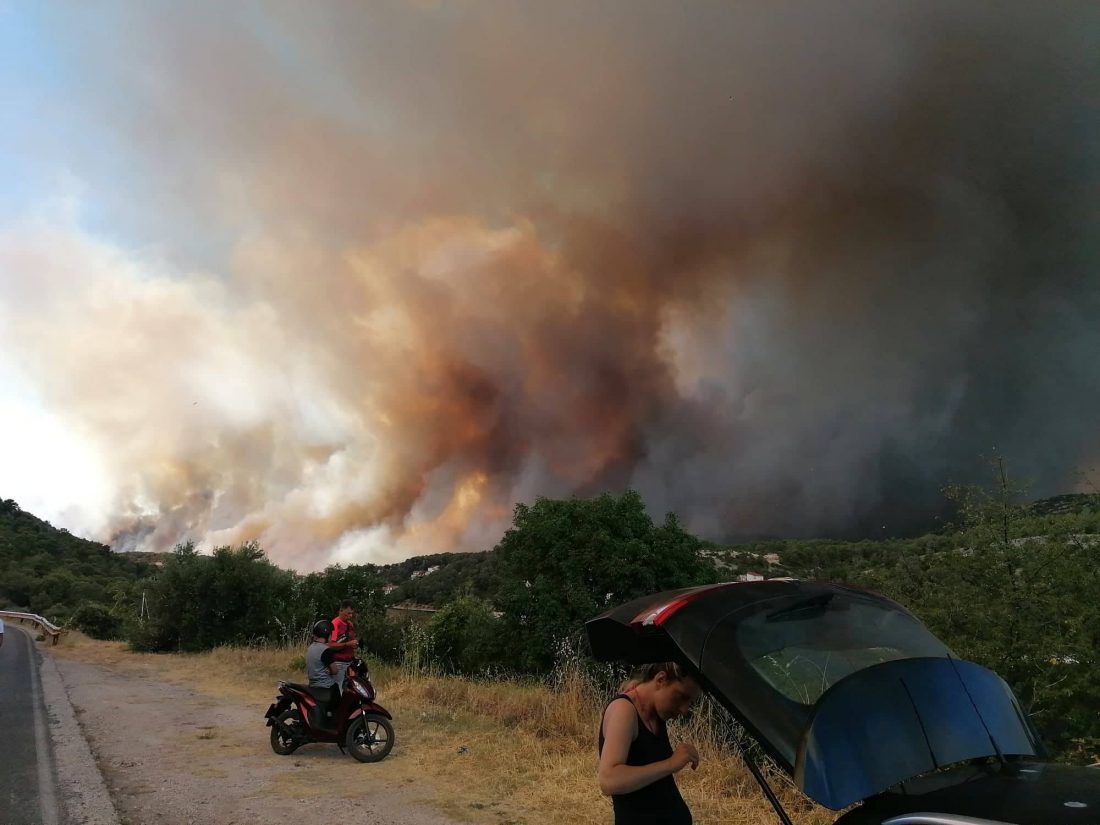 KATASTROFA KOD ŠIBENSKOG ZATONA Gore kuće, ljude spašavaju brodovima!