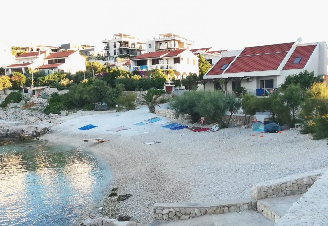 Okupatori plaže u Sevidu još tijekom noći “rezerviraju” mjesto