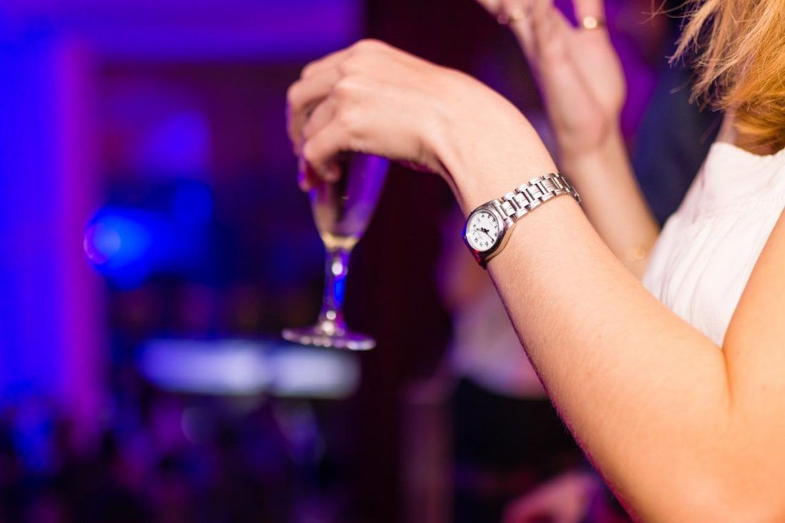 Seksistički oglas zgrozio javnost – Noćni klub u Dalmaciji traži mlade djevojke koje će nositi minice i navoditi goste da im plaćaju piće