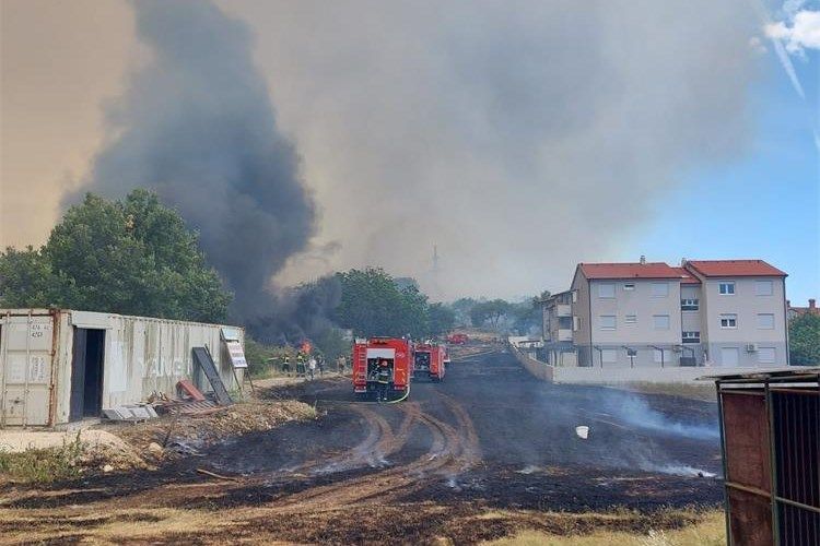 Noć u Puli protekla mirno, vatrogasci i dalje dežuraju na požarištu