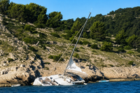 DETALJI DRAME KOD ŽIRJA: Katamaran s devetero ljudi počeo tonuti nakon udara u otok, skiper ga namjerno nasukao u plićak da spasi posadu!