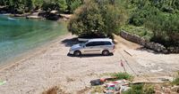 OVO JOŠ NISTE VIDJELI Komunalni redari im zabranili šugamane, pa ekipa na Šolti 'rezervira' plažu – automobilima!
