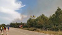 VIDEO Grom izazvao požar uz autocestu kod Šibenika, u pomoć stigao i kanader