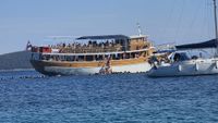 PLAVA LAGUNA Natiskani jedan na drugom turisti se bacaju u more s broda: "Nema tko nadzirati"