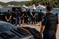 FILMSKA AKCIJA POLICIJE NA HVARU Četrnaest besposlenih lijenčina gliserom stigli na otok kako bi napali sezonske radnike!