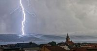 Snimljena munja koja je izazvala požar na Čiovu, stanje na terenu bolje zbog iznenadne jake kiše!