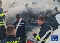 Ministarstvo mora objavilo video: "Požar dvotrupne jedrilice u hvarskoj uvali Tiha bez stradalih i ozlijeđenih"