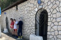 Putnici se žale: "Usred sezone ne radi WC na liniji Valbiska - Merag!" Nazvali smo ŽLU i saznali u čemu je stvar!