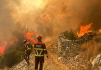 PAKAO NA HVARU Vjetar nosio vatru prema kućama, izgorjeli vinogradi I dvije kuće  – na Hvar hitno stigla pojačanja s kopna!