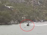 VIDEO: „VEĆ VIDIM, UBIT ĆE GA!” Uznemirujuća snimka s Brača - Jet ski jurnuo na kupača!