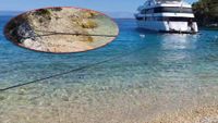 Mini kruzer od 45 metara privezan usred plaže na Korčuli! Ministarstvo najavljuje "Sigurnu plovidbu" – hoće li vidjeti i ovo? Evo što kažu propisi...